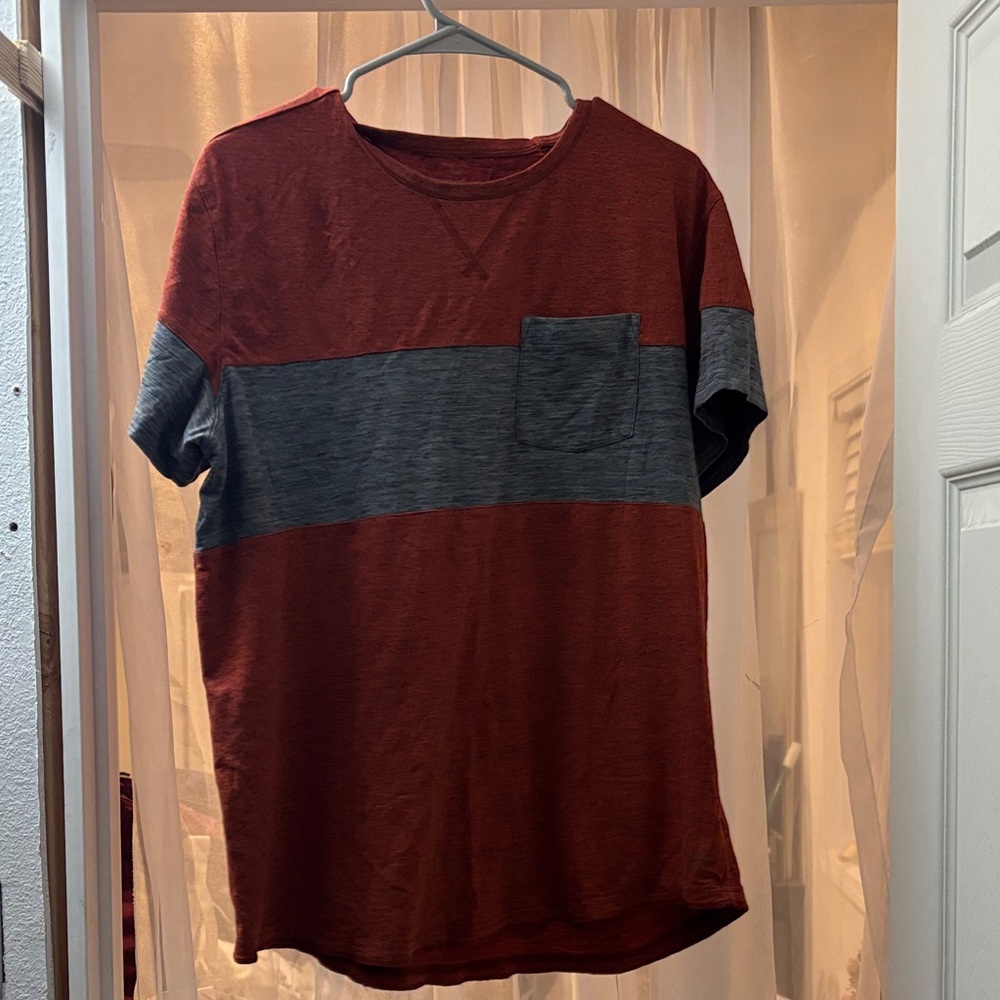 American Eagle Outfitters Red and Gray Short Sleeve Tee